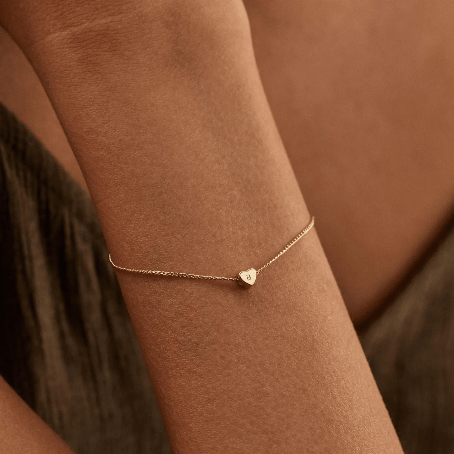 Brățară personalizată cu inițială în formă de inimă